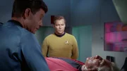 L-R: Dr. McCoy (DeForest Kelley), Captain James Tiberius 'Jim' Kirk (William Shatner) und Dr. Simon van Gelder (Morgan Woodward)