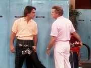 Tony (Tony Danza, l.) streitet sich mit seinem Golfpartner Lowell Michaels (Nicholas Coster, r.).