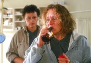 Melanie (Sigrid M. Schnückel, li.) hört nicht auf, Helga (Heidemarie Rohweder) zu quälen. Niemand kann verstehen, warum Melanie der Alkoholikerin gegenüber so aggressiv ist...