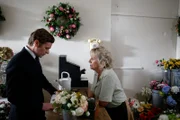 In einem Blumenladen ermittelt Inspektor Morse (Shaun Evans) zu einer Vermisstenanzeige, die mit zwei Morden in Verbindung stehen könnte. Aber wie kann die Blumenverkäufern Violet Bingley (Victoria Alcock) dabei behilflich sein?