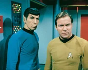 Mr. Spock (Leonard Nimoy, l.) und Captain Kirk (William Shatner, r.) geraten oft in Gefahr.