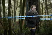 Muriel (Bronwyn James) begutachtet den Ort, wo die Leiche gefunden wurde.