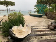 Trotz Regen paradiesisches Flair am Strand der Seychellen-Insel La Digue.