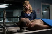 Die schwangere Luise Huth (Leonie Brill) trauert um ihren Vater Jens Huth (Michael Kamp). Eine Bemerkung von ihr über einen Unfall, der kurz vor dem Mord stattgefunden hat, lässt die Ermittler aufhorchen.