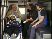Mark (Dick Van Dyke, hinten l.), Steve (Barry Van Dyke, r.) und Amanda (Victoria Rowell, 2.v.r.) versorgen den Autorennfahrer Matt Thomas (Scott Layne), der bei einem mysteriösen Unfall verletzt wurde.