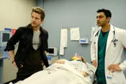 Als eine psychisch kranke Frau im Krankenhaus für Aufregung sorgt, gehen Conrad (Matt Czuchry, l.) und Devon (Manish Dayal, r.) ein großes Risiko ein, um sie zu retten ...