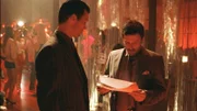 Michael (Jeffrey Donovan, l.) gibt sich als Geldwäscher aus, um an die zwei Millionen Dollar zu kommen, die Eddie Ash (Rob Benedict) einer großen Plattenfirma gestohlen hat.