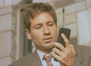Mulder (David Duchovny) empfängt mit seinem Handy nicht nur akustische, sondern auch visuelle Botschaften.