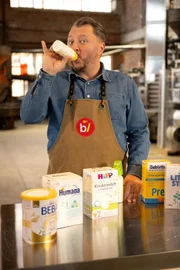 Produktentwickler Sebastian Lege baut Babymilchpulver nach - und deckt auf, wie die Hersteller mit viel Marketing Gewinn machen.
