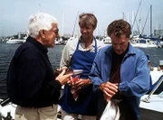 Mark Sloan (Dick Van Dyke, l.) stellt David McReynolds (James Read, M.) und seinem Vater Peter (Robert Stack, r.) unangenehme Fragen.
