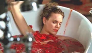 Diane Langston (Nicole Mandich) liegt tot in der Badewanne ihres Exfreundes.
