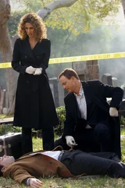 Die Detectives Stella Bonasera (Melina Kanakaredes) und Mac Taylor (Gary Sinise) untersuchen die Leiche von Staatsanwalt Kyle Vance (Adam Huss).