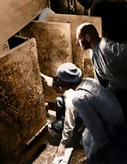 Howard Carter (kniend) und A.R. Callender, der den Steinsarkophag entdeckte, öffnete 1922 Tutanchamuns Grab im Tal der Könige in Ägypten.