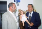 Kommissar Kehler (Wolfgang Bathke, re.) entdeckt in dem Zimmer des Sohnes von Heiner Sommer (Heinrich Cuipers), dass allen Puppen die Augen ausgestochen wurden...