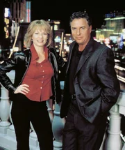 In den dunkelsten Ecken der Glitzerstadt Las Vegas sind die Spurenermittler Gil (William Petersen) und Catherine (Marg Helgenberger) unermüdlich im Einsatz.