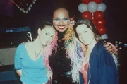 Phoebe (Alyssa Milano, l.) und Club-Besitzerin Piper (Holly Marie Combs, r.) sind begeistert von der Soul-Sängerin Janice Robinson (Janice Robinson, M.).