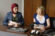 Ein heikler Fall: Die sechzehnjährige Türkin Zeynep (Nilam Farooq, l.) bittet Danni (Annette Frier, r.) um Hilfe, weil ihre Eltern sie in die Türkei abschieben und dort mit ihrem Cousin verheiraten wollen ...
