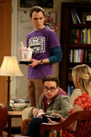 Sheldon Cooper (Jim Parsons), Leonard Hofstadter (Johnny Galecki, m),  Penny (Kaley Cuoco, r)