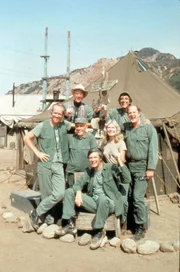 (v.l.) Hunnicut (Mike Farrell), Father Mulchy (William Christopher), Potter (Harry Morgan), Pierce (Alan Alda), Houlihan (Loretta Swit), Klinger (Jamie Farr) und Winchester (David Ogden Stiers)