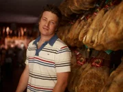 In der Serie wird Starkoch Jamie Oliver zum Feinschmecker-Touristen. Gerade war er noch in Großbritannien und schon sitzt er wieder im Flieger und präsentiert in jeder Folge eine neue leckere Küche einer fremden Stadt oder Region.