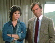 Die neugierige Joan (Diana Canova) hilft Lieutenant Bergcam (Robert Hogan) bei den Ermittlungen zum rätselhaften Mordfall des bekannten Hypnotiseurs Cagliostro.