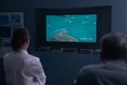 REENACTMENT - Duncan Bosworth (gespielt von Jerome Bourgault) und Kerri Hughes (gespielt von Krista Morin) analysieren die Flugbahn einer DHC-2 des Sydney Seaplanes in den Momenten vor dem Absturz nördlich von Sydney, Australien, um zu verstehen, wie das Wasserflugzeug flog, bevor es mit der Nase voran ins Wasser stürzte und den Piloten und alle fünf Passagiere an Bord tötete. (Cineflix 2022/Shay Markowitz)