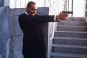 Det. Green (Jesse L. Martin) zieht seine Waffe.