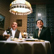 Von links: Schöninger (Walter Sedlmayr) und Moosgruber (Max Grießer) sitzen bei der Paella.