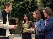 (v.r.n.l.) Piper (Holly Marie Combs), Phoebe (Alyssa Milano) und Prue (Shannen Doherty) wollen Eric (Misha Collins) davon überzeugen, dass sie ihm im Kampf gegen die Dämonen nur beistehen wollen.