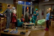 Penny (Kaley Cuoco, r.) lädt Leonard (Johnny Galecki, M.), Sheldon (Jim Parsons, l.), Howard (Simon Helberg, 2.v.r.) und Raj (Kunal Nayyar, 2.v.l.) zu einer Halloween-Party ein. Die Männer sind begeistert - würden sie nicht alle mit dem gleichen Kostüm ankommen. Nachdem sie sich umkostümiert haben, geht's auf zur Party - doch dort erwartet sie eine große Überraschung ...