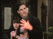 Alec (Michael Trucco, r.), ein Wächter der Finsternis, hat Piper (Holly Marie Combs, l.) in seiner Gewalt.