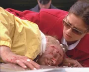 An der Unfallstelle entdeckt Jordan (Jill Hennessy), dass es sich bei dem Toten um Curt Reevus (Darstellername nicht zu ermitteln), den Hauptverdächtigen in einem Entführungsfall, handelt.