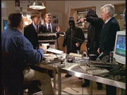 Steve (Barry Van Dyke) und Jesse (Charlie Schlatter) setzen, als Gangster getarnt, die Betrüger Cutler, Eddie (Christopher John Fields, 2.v.l.) und Ryan unter Druck, die Dr. Sloan (Dick Van Dyke, r.) hintergangen haben.