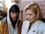 Walker (Chuck Norris) recherchiert dieses Mal im Obdachenlosenmilieu und kleidet sich dementsprechende - sehr zur Überraschung von Alex Cahill (Sheree J. Wilson), die ihn beinahe nicht erkannt hätte.