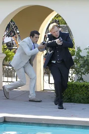 Ryan (Jonathan Togo, l.) und Horatio (David Caruso) werden per Notruf zu der Villa eines Millionärs gerufen, doch sie kommen zu spät...
