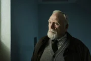 Bill Bradwell (James Cosmo) fühlt sich von den Kommissaren unter Druck gesetzt. Er schaltet einen Anwalt ein.