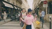 Lena (Jessica Lord) hat Jeff (Castle Rock Peters)  überredet, mit ihr zusammen einen Spaziergang durch das moderne Paris zu machen und dabei mit ihr einkaufen zu gehen.