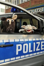 Wolle und Pferd wollen den Diebstahl des Möhrtorrad bei der Polizei melden und den Wolf als Täter anzeigen.