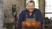 Wie schält man Tomaten schnell und schonend? Produktentwickler Sebastian Lege zeigt, mit welchem Trick die Hersteller von Dosentomaten das hinbekommen.