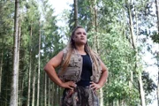 Survival-Bootcamp-Trainerin Agota Kabas (Sophia Thiel) versucht das "Fit & Fun"-Team für den Parcours zu motivieren.