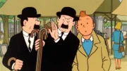 Tim (r.) begegnet zufällig den Detektiven Schulz (l.) und Schultze (M.) auf einem Flohmarkt, wo sie nach einem Taschendieb Ausschau halten.