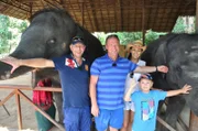 Kapitän Morten Hansen und Familie Gruschka (Klaus, Silvia und Maximilian) auf einer Elefantenfarm auf Phuket, Thailand.