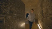 Der Ägyptologe Chris Naunton erforscht einen riesigen, drei Meter hohen Sarkophag (Windfall Films).