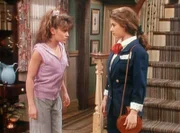 Samantha (Alyssa Milano, l.) streitet mit ihrer Freundin Bonnie (Shanna Lane-Block, r.).