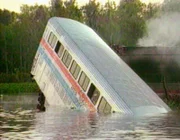 1993 erlebt die Amtrak Railroad-Gesellschaft das verheerendste Bahnunglück in der Geschichte der Vereinigten Staaten: Einer ihrer Züge entgleist, während er eine hohe Talbrücke passiert.