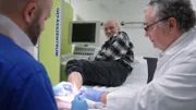 Patient Jürgen Wiebelt (M.) leidet an einer offenen Wunde. Wird es nicht besser, muss sein Fuß amputiert werden. Kann die drastische OP verhindert werden?
