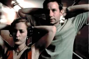 Mulder (David Duchovny, r.) und Scully (Gillian Anderson, l.) werden an Bord des Kreuzfahrtschiffes "Queen Anne" festgenommen ...