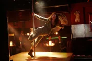 Lisas (Alexandra Neldel) Tabledance-Performance endet mit einem waghalsigen Dreher. (Dieses Foto von Alexandra Neldel darf nur in Zusammenhang mit der Berichterstattung über die Serie "Verliebt in Berlin" veröffentlicht und verbreitet werden.)