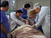 Jesse (Charlie Schlatter, 2.v.l.) und Mark (Dick Van Dyke, r.) kümmern sich um die kleine Wendy, die wegen Erstickungsanfällen eingeliefert wurde.