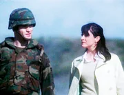Special Agent Caitlin Todd (Sasha Alexander, r.) befragt Staff Sgt. Rafael (Sam Witwer, l.) zu den illegalen Waffendeals ...